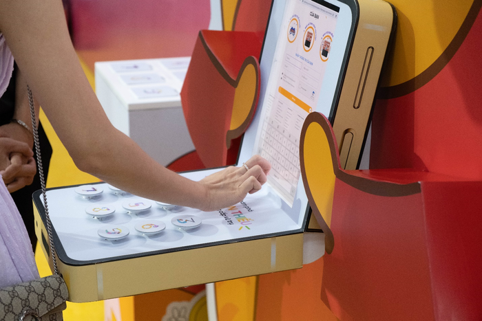 Khách hàng sẽ được tư vấn và trải nghiệm khám phá con số khuyết của bản thân và nhận được tip card từ “Thần Mèo”