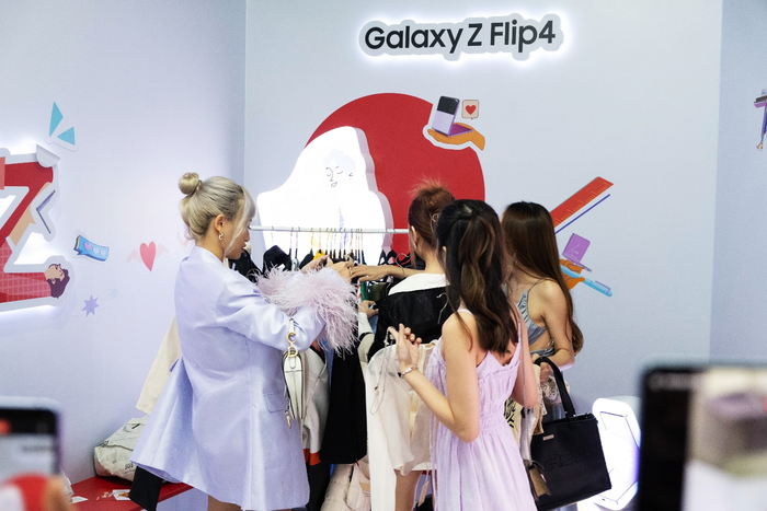 Dù Thần Mèo có “ra đề” khó như thế nào thì với Z Flip 4 các bạn trẻ đều có thể dễ dàng xoay chuyển và biến hóa linh hoạt phong cách