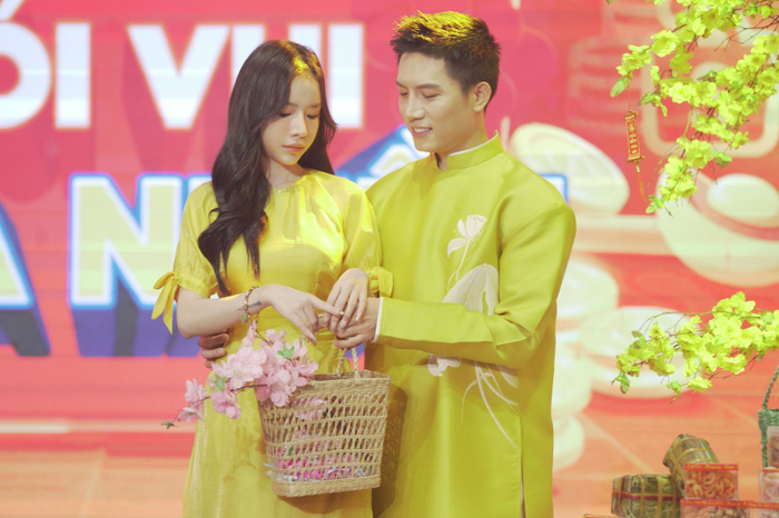 Nhiệt tình tung thính, rắc đường Mai đào nở rộ cũng nhường “spotlight”.