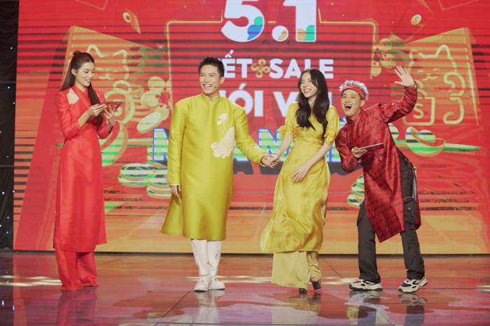 Đầu Xuân xúng xính áo dàiChâu đỏ “chín”, Tú - Ly vàng “mười”.