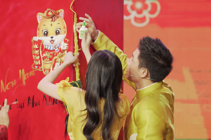 “Bé” Ly được dịp trổ tàiLàm bao thiệp Tết chỉ cần vài giây.