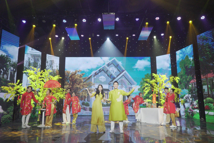 Cặp đôi chẳng ngại nắm tay Hòa ca nhảy múa đắm say, ngọt ngào.