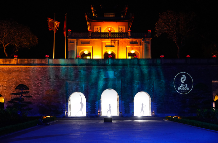 Màn trình diễn múa đương đại concept ánh sáng và bóng tối