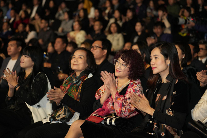 Khán giả tận hưởng bầu không khí tại đêm nhạc