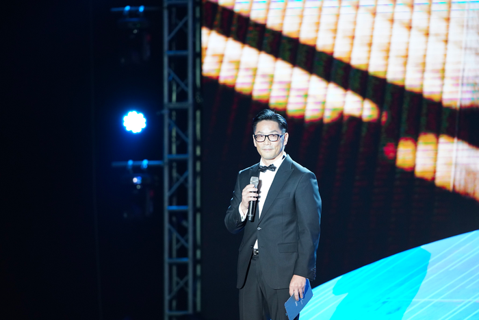 Ông Katsuaki Uchidate - Tổng Giám đốc LIXIL Việt Nam phát biểu trong đêm nhạc.