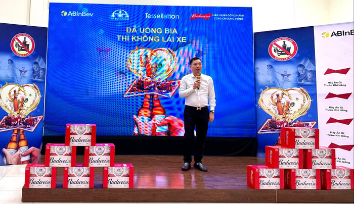 Thượng tá Phạm Việt Công, Phó Cục trưởng Cục CSGT-Phó Chánh Văn phòng UBATGTQG lên chia sẻ trực tiếp cho 3,000 nhân viên của Tessellation.