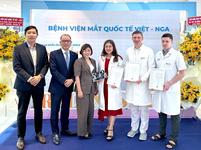 (Các Bác sĩ của Bệnh viện Mắt Quốc tế Việt – Nga nhận Giải thưởngSMILE Awards Southeast Asia từ Carl Zeiss)