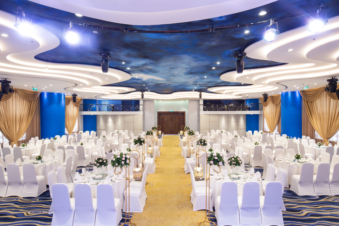 Các sảnh tiệc cưới gây ấn tượng với những màn trình diễn đường nét họa tiết cầu kỳ, tinh xảo.