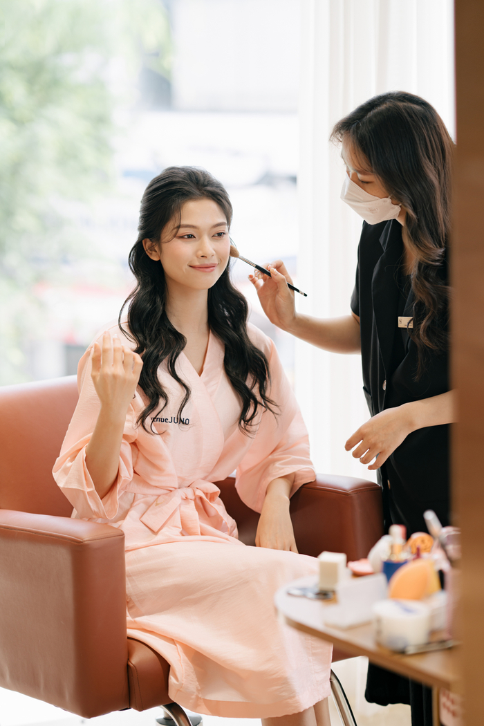 Chuyên viên trang điểm sẽ biến bạn thành nàng dâu xinh đẹp nhất trong ngày cưới, hỗ trợ và giúp đỡ vận chuyển trang phục trước tiệc.