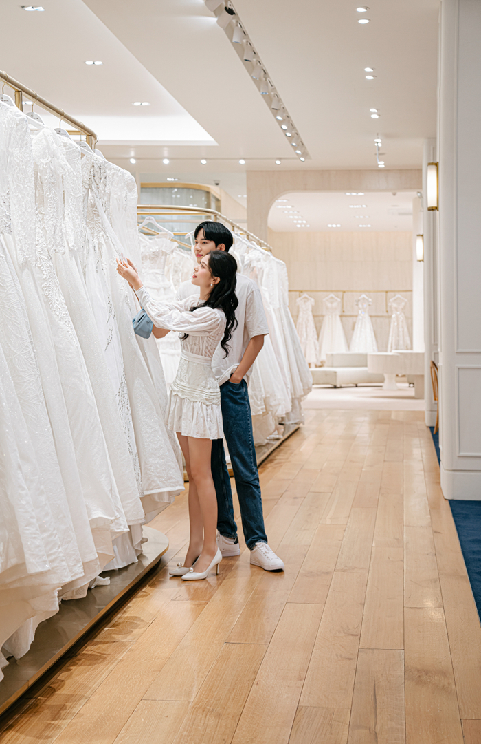 Cặp đôi lựa chọn hàng trăm mẫu lễ phục lộng lẫy đến từ các nhà thiết kế Hàn Quốc