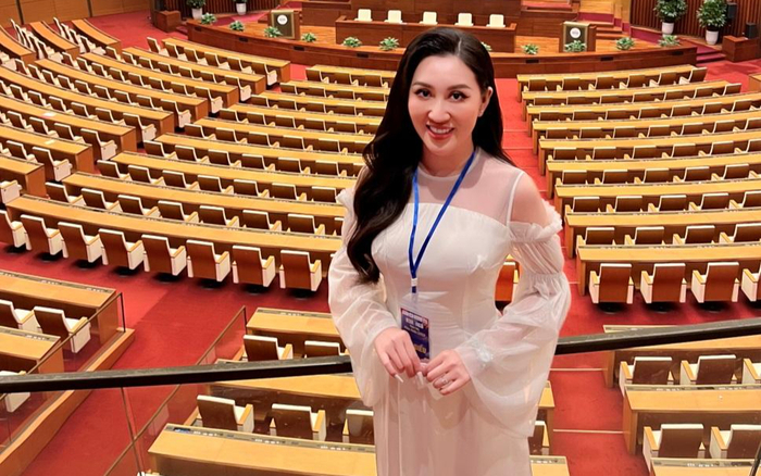 Hoa hậu Huỳnh Thúy Anh viếng thăm thắp hương cho đại tướng Võ Nguyên Giáp Ảnh 2