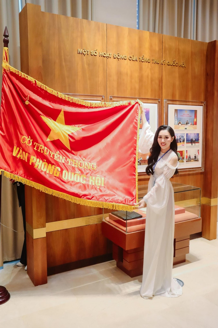 Hoa hậu Huỳnh Thúy Anh viếng thăm thắp hương cho đại tướng Võ Nguyên Giáp Ảnh 5