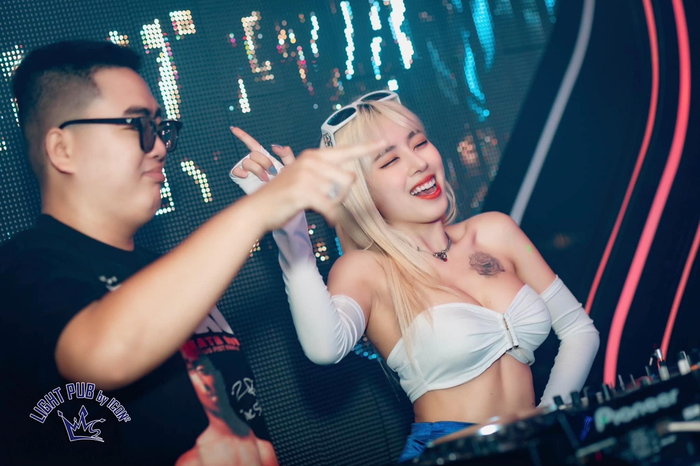 Chân dung nữ DJ trẻ tài năng Hyena