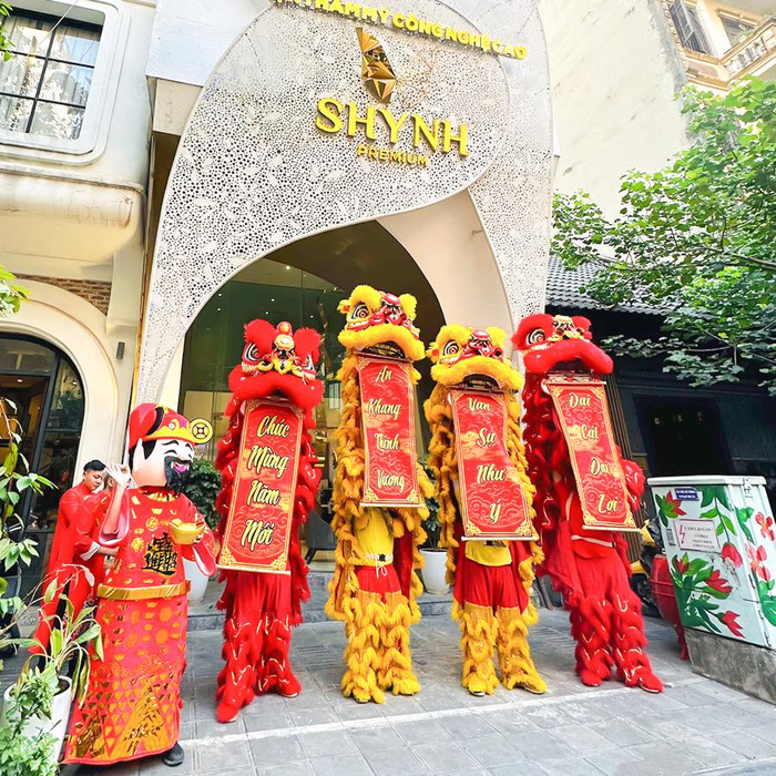 Hoạt động múa lân trống hội 'Khai xuân khởi sắc' ở Shynh Premium Hà Nội.