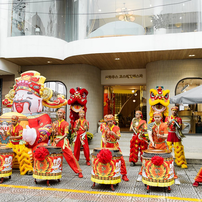 Hoạt động múa lân trống hội 'Khai xuân khởi sắc' ở Shynh Premium Đà Nẵng.