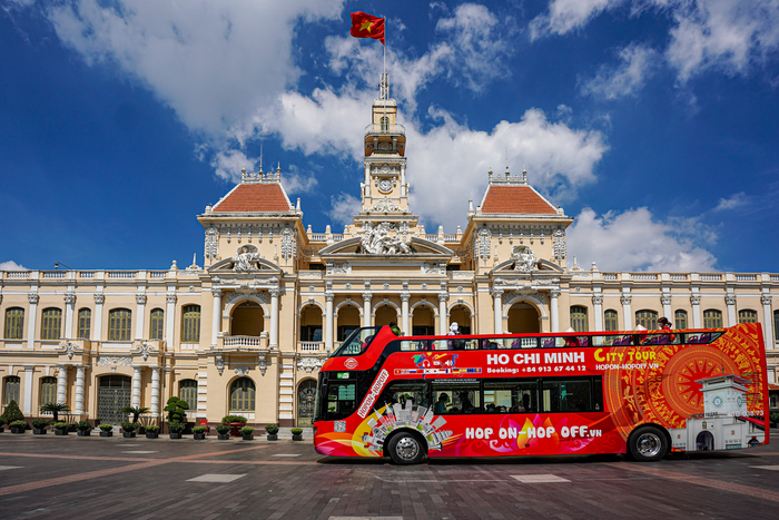 Tham khảo gói tour trên Shopee tại link này: https://shopee.vn/a-i.11793840.7187280488 và cân nhắc chọn tour ngắm cảnh về đêm để đắm chìm trong ánh đèn lung linh của thành phố nhé! (Nguồn ảnh: Hop On Hop Off)