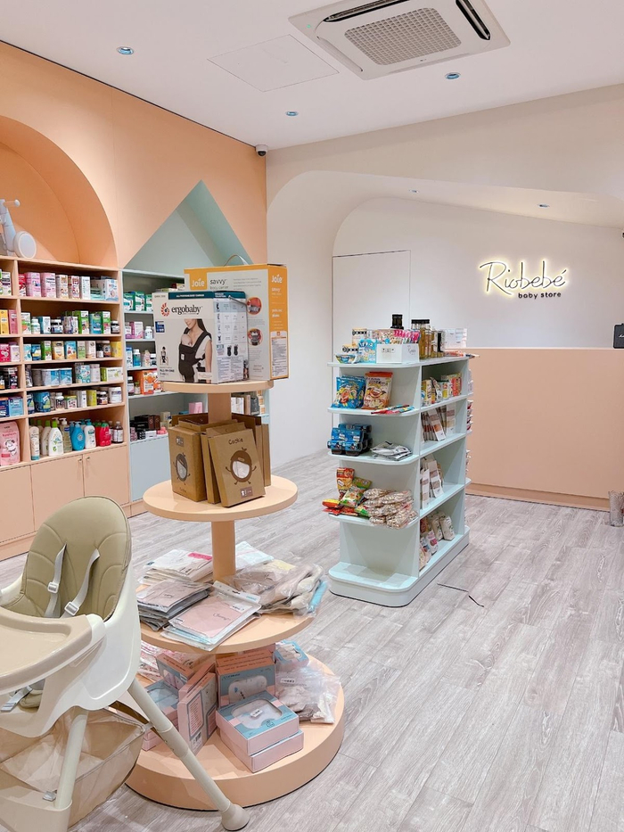 Cửa hàng được bài trí theo phong cách tối giản, ấm cúng mang lại cảm giác dễ chịu chịu cho khách hàng