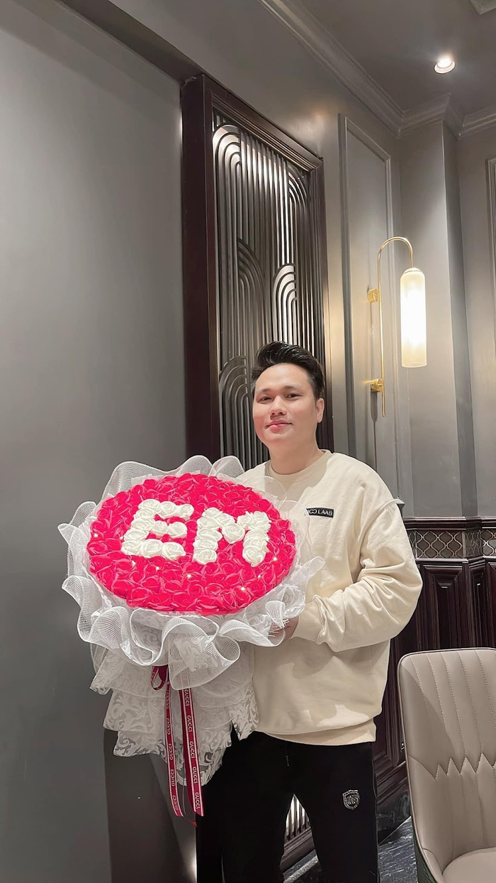 Ông bố trẻ gây sức hút với hình ảnh chân thực và tình cảm dành cho gia đình lớn của mình