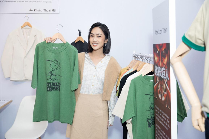 Cô nàng MiSoa tinh nghịch cùng khu vực trưng bày áo thun UT.