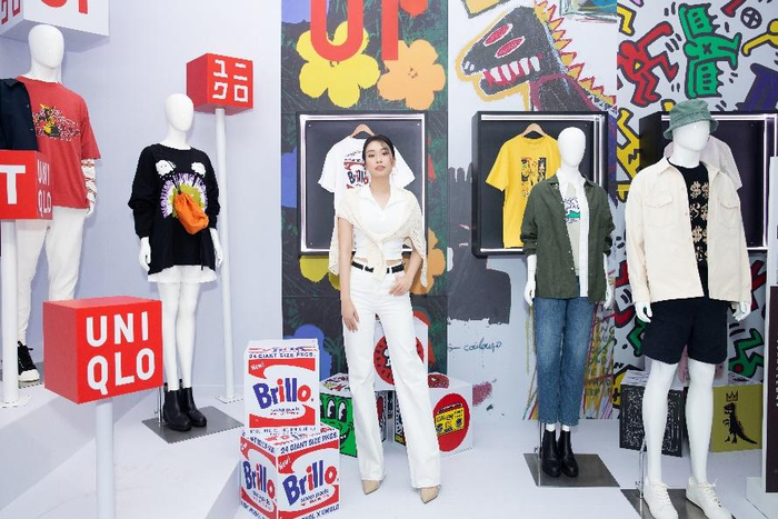 Miss Peace Vietnam – Hoa hậu Ban Mai quan tâm đến các dòng trang phục của UNIQLO.