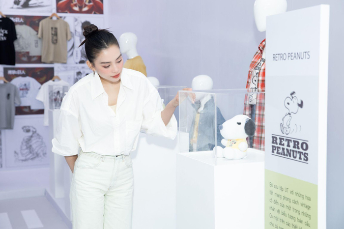 Nàng hậu Gen Z hứng thú tìm hiểu về BST Xuân/Hè 2023 với UNIQLO với những thiết kế ấn tượng.