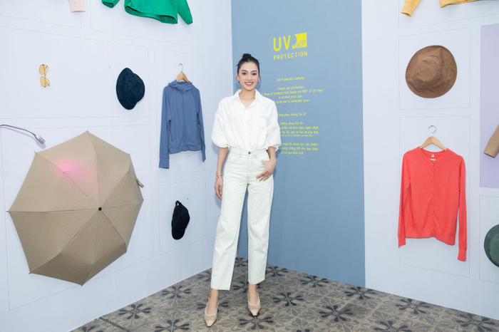 Hoa hậu Tiểu Vy rạng ngời với trang phục đơn giản của UNIQLO