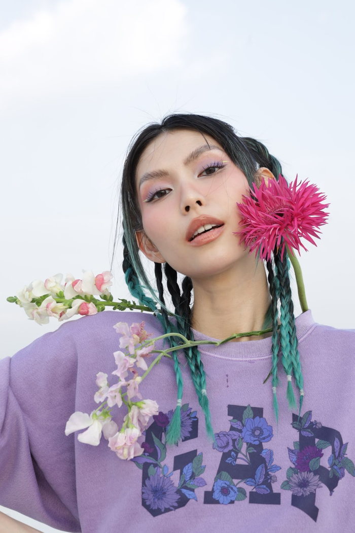 TyhD Dương posing cực “cháy” với sweatshirts logo iconic GAP trên nền “tím lịm” trendy 