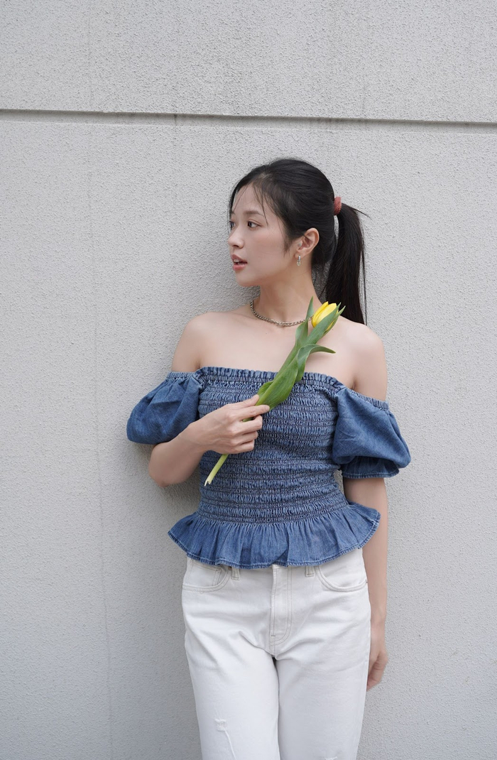 Suni Hạ Linh ghi 10 điểm khi chọn áo denim xanh khoe vai thon phối cùng jeans trắng