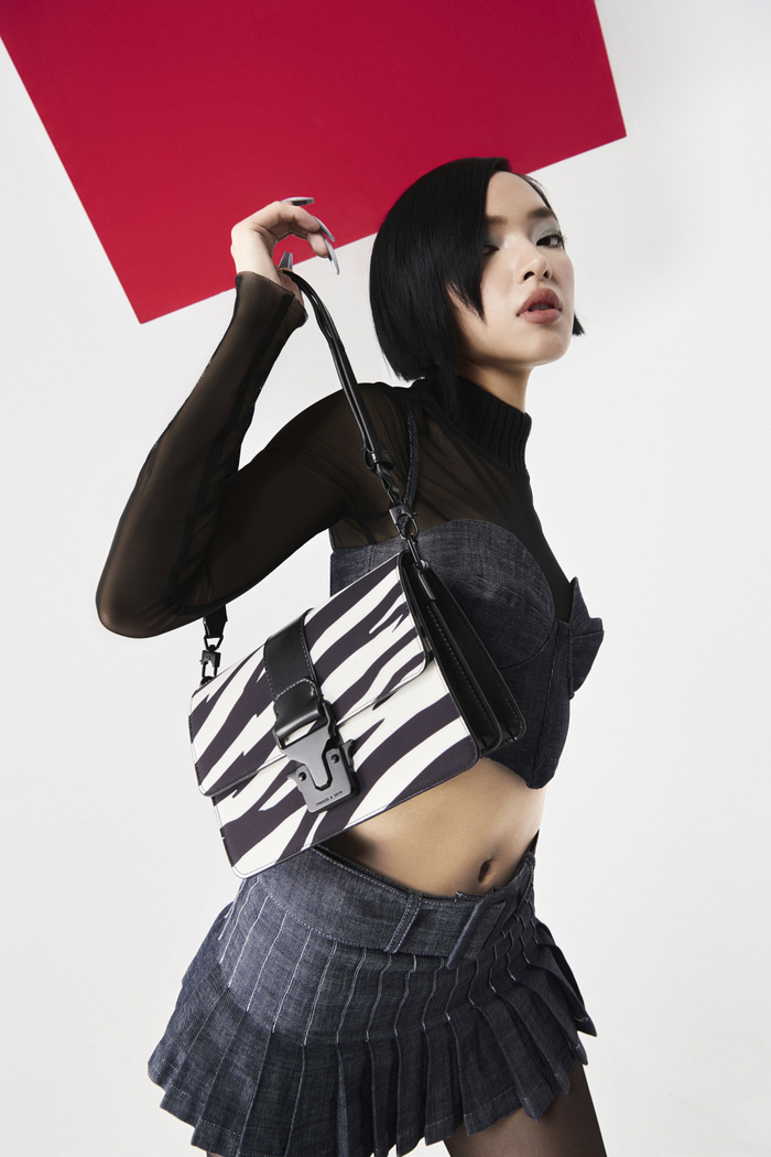 Vẻ đẹp mạnh mẽ, sắc sảo của người phụ nữ được Châu Bùi chọn thể hiện bằng gam màu đen sang trọng. 