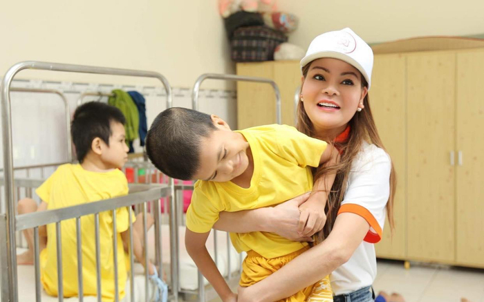 Hoa hậu Thanh Mai 'đội nắng' trao quà cho trẻ em mồ côi tại Việt Nam Ảnh 2