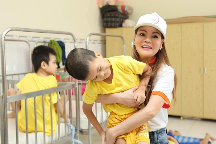 Hoa hậu Thanh Mai ân cần chăm sóc các em khuyết tật.