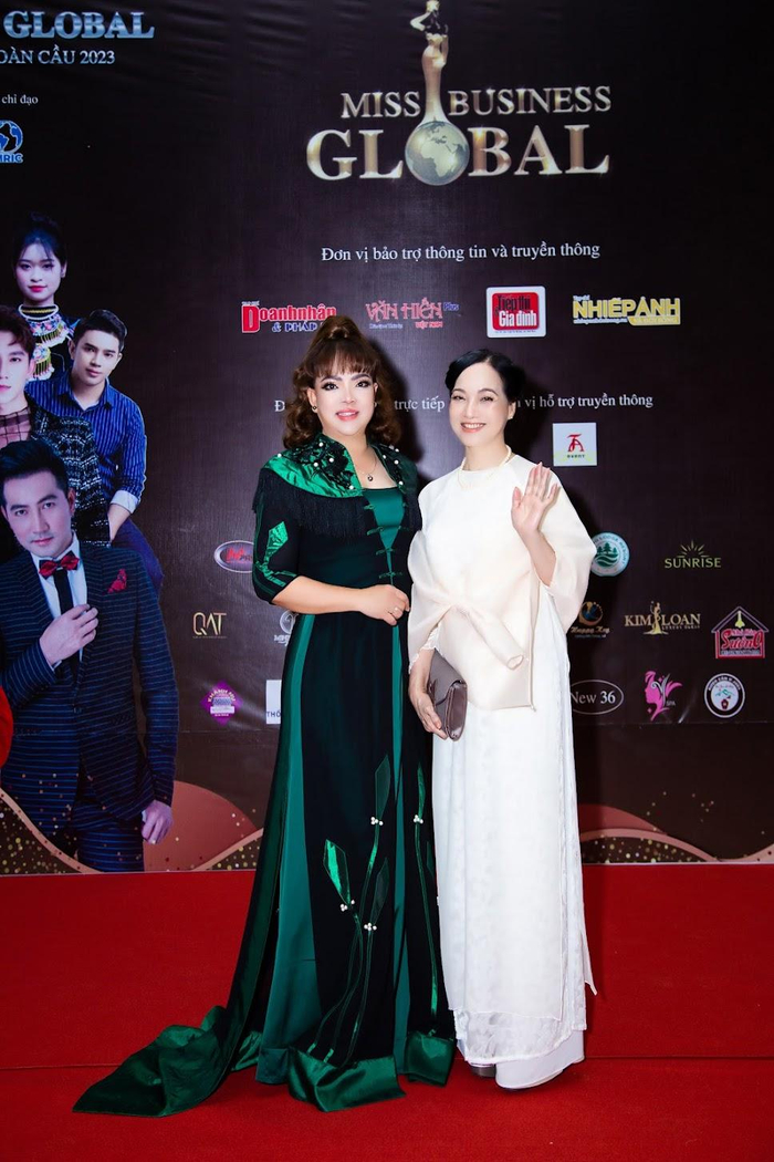 Nghệ nhân Hồ Thị Thanh Hương sánh đôi cùng giám khảo NSND Lê Khanh