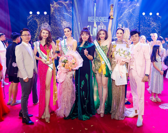 Nghệ nhân kim hoàn quốc gia Hồ Thị Thanh Hương cùng Trần Văn Sanh - Giám đốc cty cổ phần đồng BĐS đồng đội Phú Quốc và ca sĩ Huy An – Đại sứ thương hiệu của Queen Pearl PQ chụp hình lưu niệm với các nàng hậu