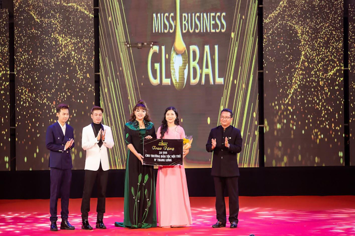 Đại diện BTC tặng 10 tivi cho Trường Dân tộc nội trú N' Trang Lơng 