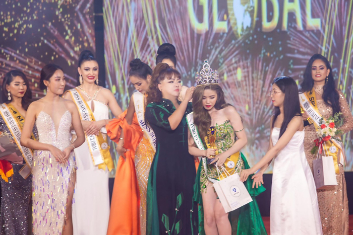 Nghệ nhân Hồ Thị Thành Hương trao vương miện cho Hoa hậu Doanh Toàn Cầu 2023