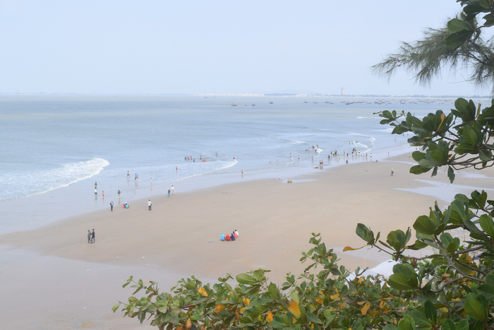 Biển Long Hải xanh trong không quá đông đúc, xô bồ phù hợp cho các nhóm bạn hoặc gia đình muốn tìm nơi nghỉ dưỡng yên tĩnh.