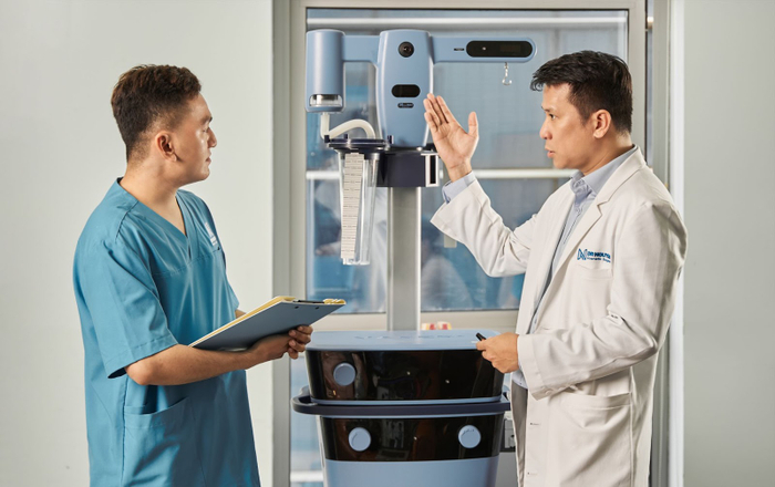 Bác sĩ Bùi Hải Nguyên sử dụng máy móc, thiết bị hiện đại trong phẫu thuật tạo hình thẩm mỹ 