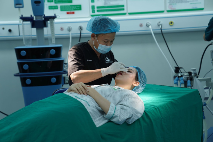 HH Thanh Thủy được các bác sĩ thiết kế dáng mũi