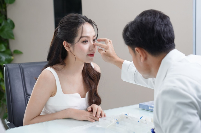 HH Thanh Thủy được các bác sĩ tận tình thăm khám và tư vấn , có thể thấy cô khá thoải mái