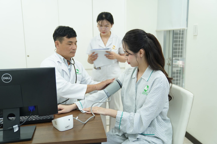 HH Thanh Thủy được kiểm tra kĩ càng trước khi phẫu thuật