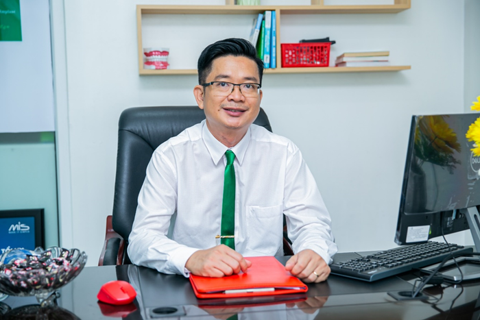 ThS Bs Nguyễn Quang Tiến – Giám đốc Nha Khoa Đăng Lưu – dành lời khuyên cho bạn trẻ cần niềng răng sớm nếu cần thiết.