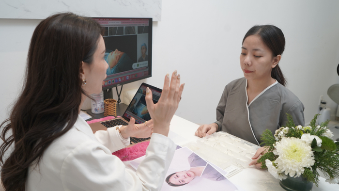 Ms. Rin Nguyen - giám đốc chuyên môn Viện PTTM Shynh Premium trực tiếp thiết kế tạo hình thẩm mỹ cho thí sinh 