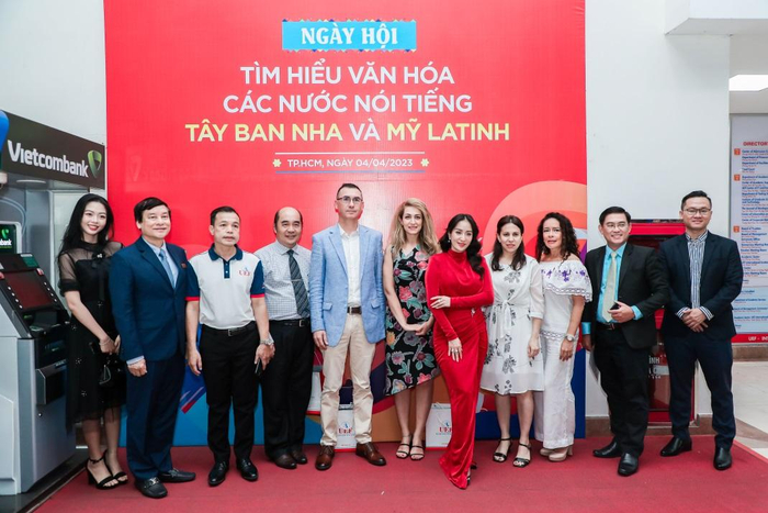  Nữ hoàng Dancesport Khánh Thi xuất hiện tại trường đại học trong ngày hội giao lưu văn hóa Ảnh 7