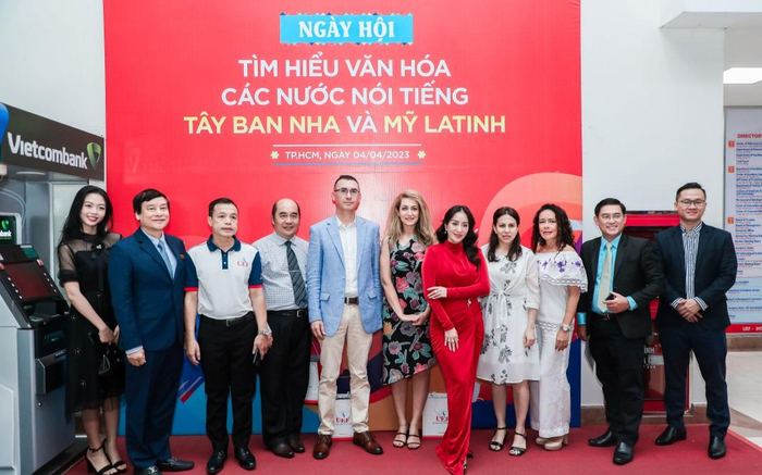 Nữ hoàng Dancesport Khánh Thi xuất hiện tại trường đại học trong ngày hội giao lưu văn hóa Ảnh 2