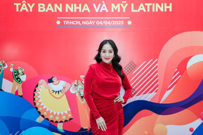  Nữ hoàng Dancesport Khánh Thi xuất hiện tại trường đại học trong ngày hội giao lưu văn hóa Ảnh 4