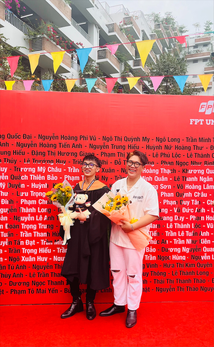 Huỳnh Phan Phúc Hậu (trái) cựu SV K14, ĐH FPT TP. HCM