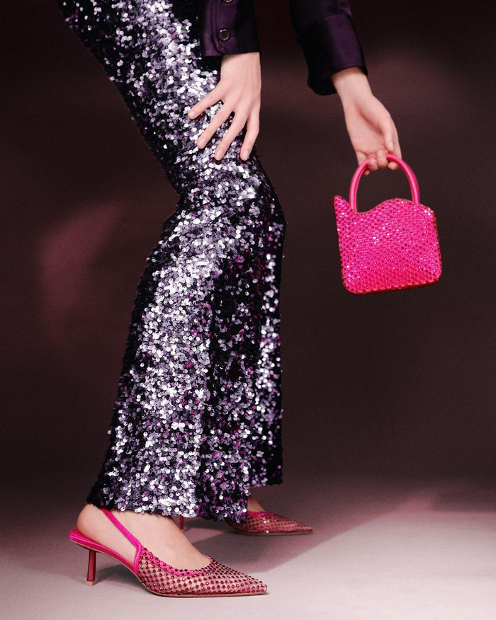 Phần thiết kế được đính đá pha lê thể hiện sự dung hòa giữa ngọt ngào và phóng khoáng một cách cực kỳ tinh tế.