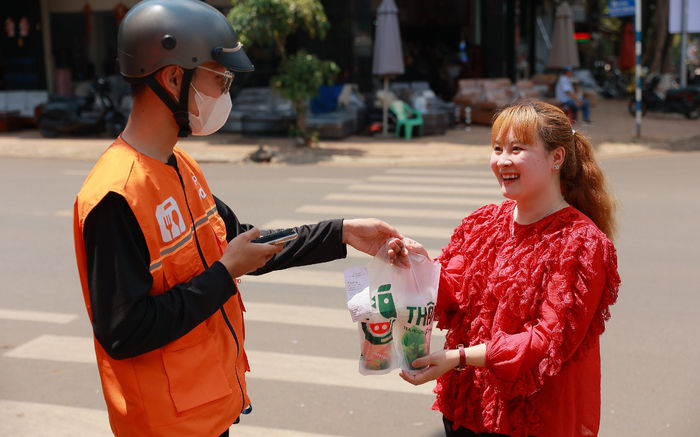 Chơi lớn như ShopeeFood, vừa có màn chào sân hoành tráng tại Buôn Ma Thuột đã khao ngay 2000 ly trà sữa miễn phí Ảnh 2