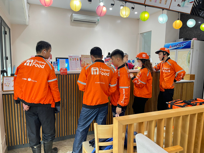 Những chàng trai, cô gái shipper của Shopeefood không chỉ mang những ly trà sữa thơm ngon đến tay từng khách hàng mà còn mang đến niềm vui bởi sự năng động, thoải mái, ga lăng và đầy hài hước. 