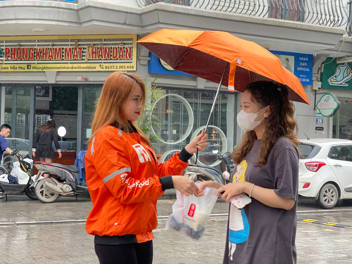 Tận tình như tài xế ShopeeFood, mang dù để che mưa cho cả khách hàng